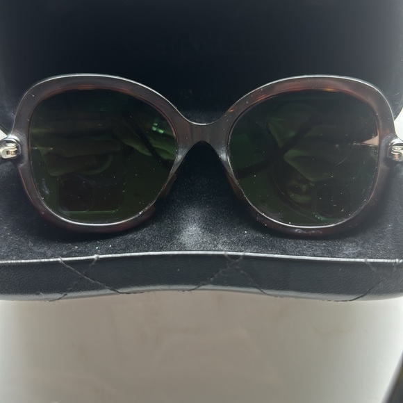 CHANEL sunglasses and leather case - Picture 7 of 9